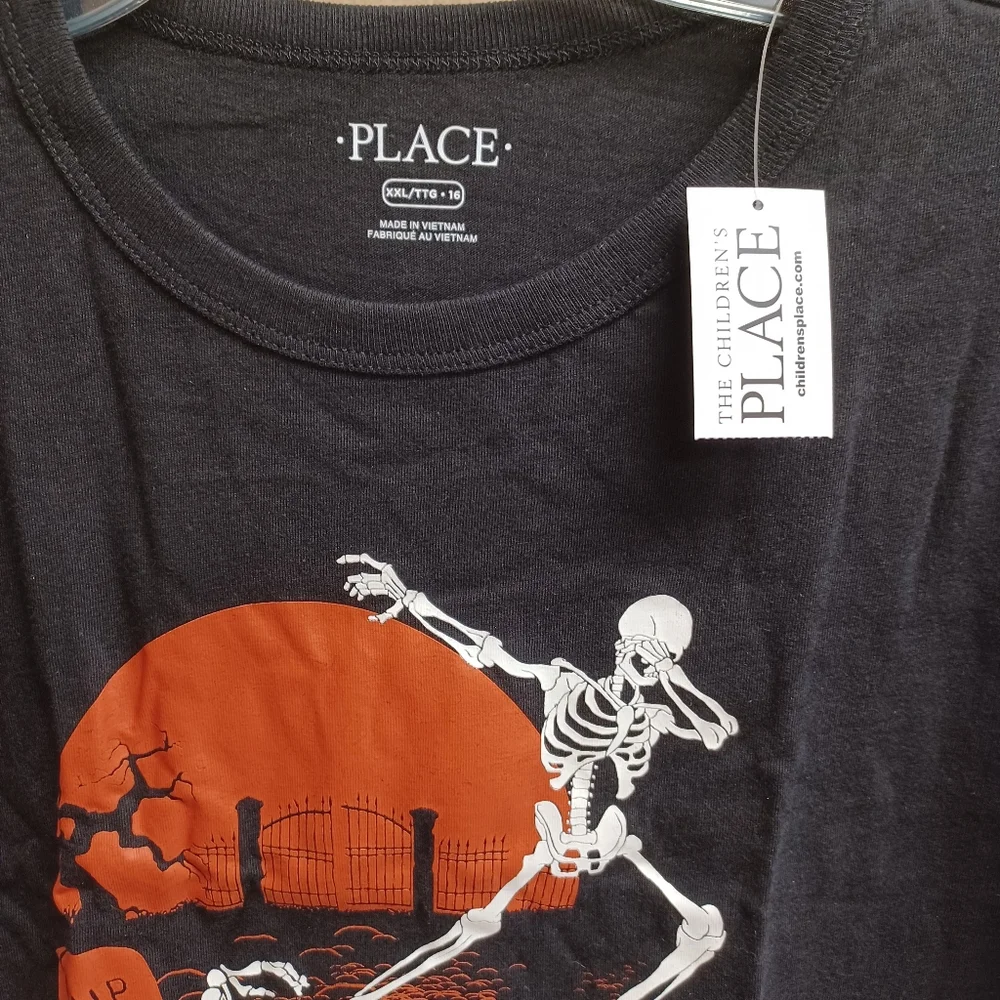 HALLOWEEN tee skeletons in graveyard
